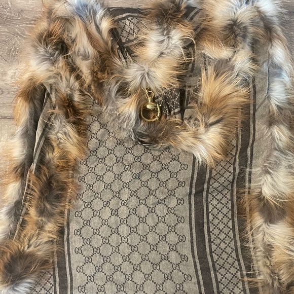 GUCCI Monogram Fox Fur Wool Silk Horsebit Gold Clasp Shawl/Wrap - Picture 12 of 16